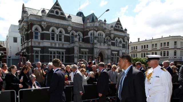 查尔斯王储在但尼丁火车站外与新西兰群众握手（5/11/2015）