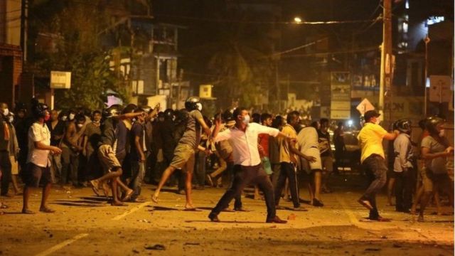 বিক্ষোভকারীরা পুলিশকে লক্ষ্য করে পাথর নিক্ষেপ করে।