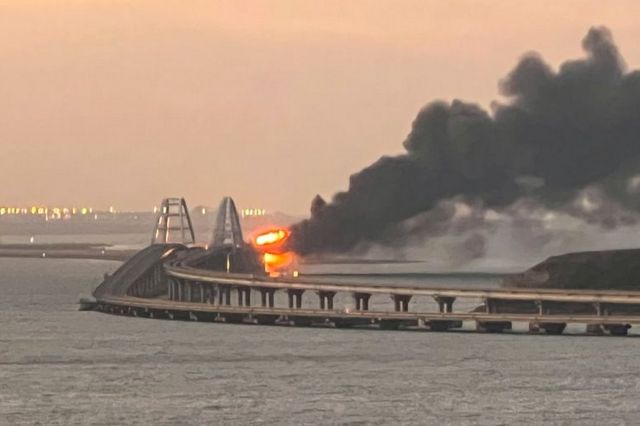 克里米亚大桥着火的照片。(photo:BBC)