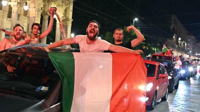 Фанаты итальянской сборной гуляли всю ночь