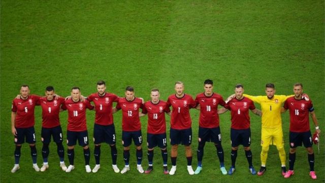 Selected Danes sing their national anthem