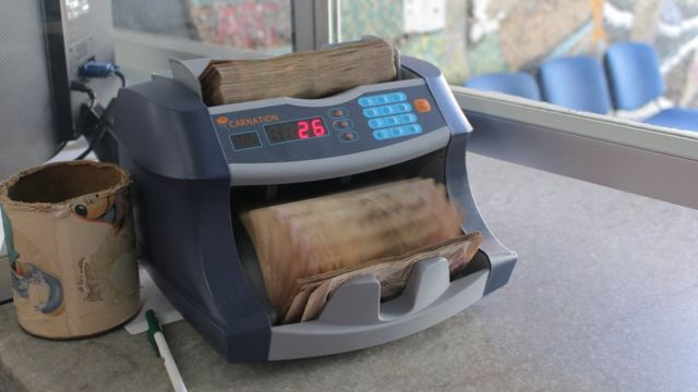 Máquina cuenta billetes de bolívares