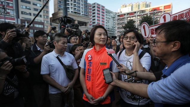 香港最大的亲北京政党民建联主席李慧琼角逐内务委员会主席，因此她不能主持主席选举。