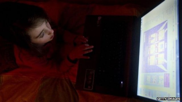 Mujer tecleando en una computadora