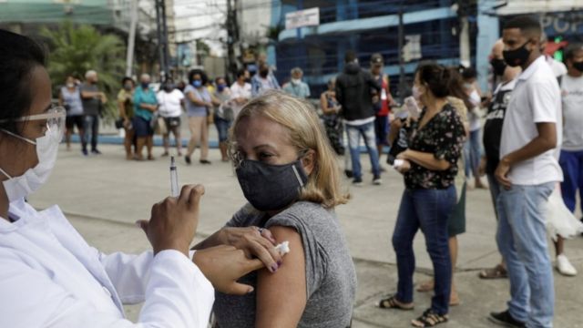 Mulher sendo vacinada no Rio de Janeiro