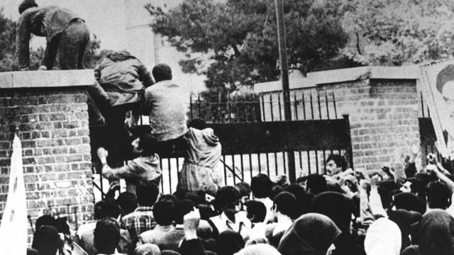 Students climb up American Embassy walls on Taleghani Street in the morning of November 5