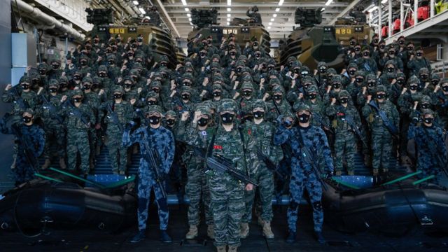 为参加2022年环太平洋军事演习启航的韩国海军陆战队官兵们在马罗岛号舰艇上合影（韩国海军提供图片31/5/2022）