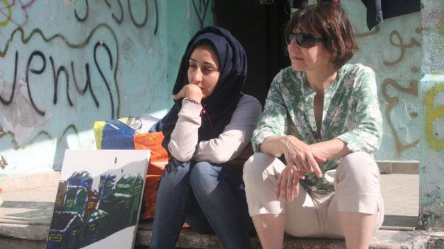 Una joven refugiada siria conversa con la reportera de la BBC María Margonis.