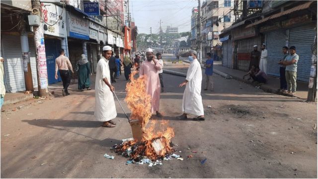 ব্রাহ্মণবাড়িয়ায় রাস্তায় আগুন জ্বালিয়ে অবরোধ করে হরতাল সমর্থকরা।
