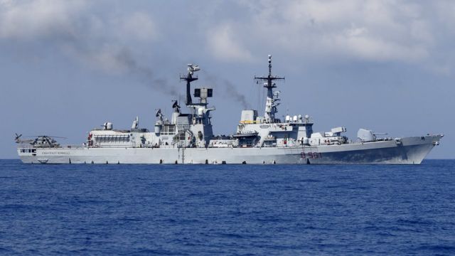 リビア沖でゴムボートに乗った移民の救助に当たったイタリア海軍の駆逐艦「フランチェスコ・ミンベリ」