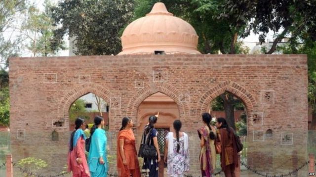 ਅੰਮ੍ਰਿਤਸਰ ਦੇ ਜਲਿਆਂਵਾਲਾ ਬਾਗ਼ ਵਿੱਚ 1919 ਦੇ ਕਤਲੇਆਮ ਵੇਲੇ ਚੱਲੀਆਂ ਗੋਲੀਆਂ ਦੇ ਨਿਸ਼ਾਨ ਦੇਖਦੀਆਂ ਕੁਝ ਲੜਕੀਆਂ।