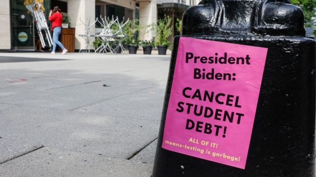 Un cartel en las calles de Washington DC pidiendo a Biden que acabe con la deuda estudiantil
