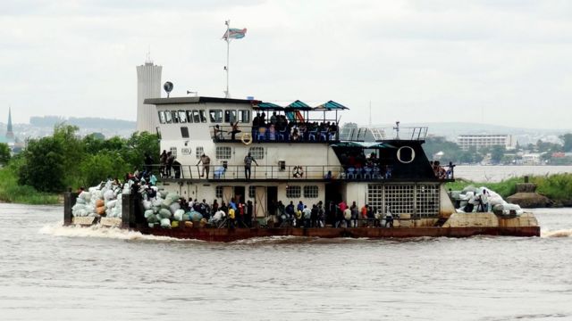 Ubwato mu rugendo hagati ya Kinshasa na Brazzaville mu 2013