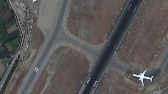 یک هواپیمای ترکیه روی باند فرودگاه کابل در انتظار اجازه پرواز