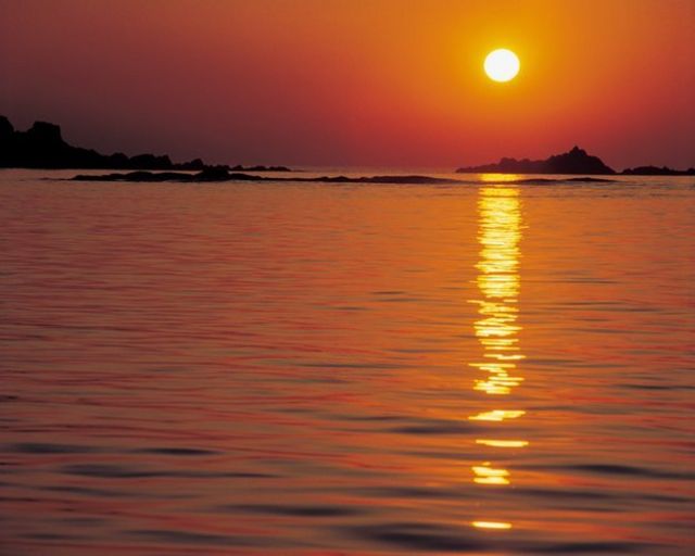 Luz del Sol sobre la superficie del mar