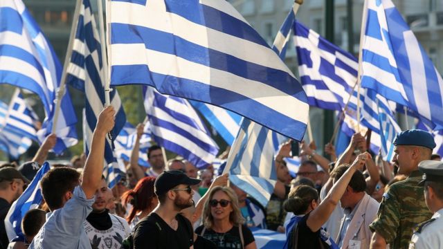 Başkent Atina'da Pazar günü toplanan göstericiler Makedonya'nın ismiyle ilgili tartışmaları protesto etti.