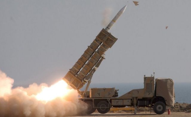 القوات الإيرانية تطلق صاروخا خلال اليوم الثاني من تدريبات عسكرية (8 نوفمبر/تشرين الثاني 2021)