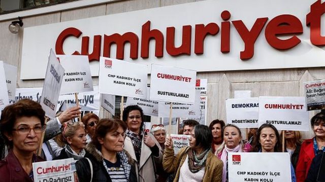 Il a été dénoncé par un policier assurant la sécurité du siège de Cumhuriyet à Istanbul, selon le quotidien.