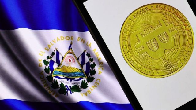 Bandera de El Salvador y bitcoin