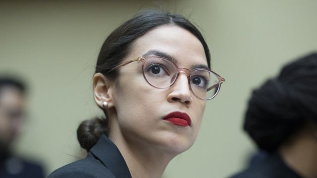 Primer plano de la congresista demócrata Alexandria Ocasio-Cortez