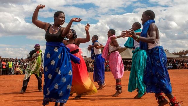 Impunzi z'Abanyarwanda zo mw'itorero Ubumwe Women Dance, ku munsi mukuru w'impunzi itariki 20/06/2018, mu nka mbi ya Dzaleka