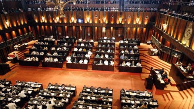 පාර්ලිමේන්තු සභාගර්භයේ මයික්රෆෝන් පද්ධතියේ ඇති වූ කාර්මික දෝෂයක්