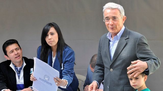 Álvaro Uribe después de votar.