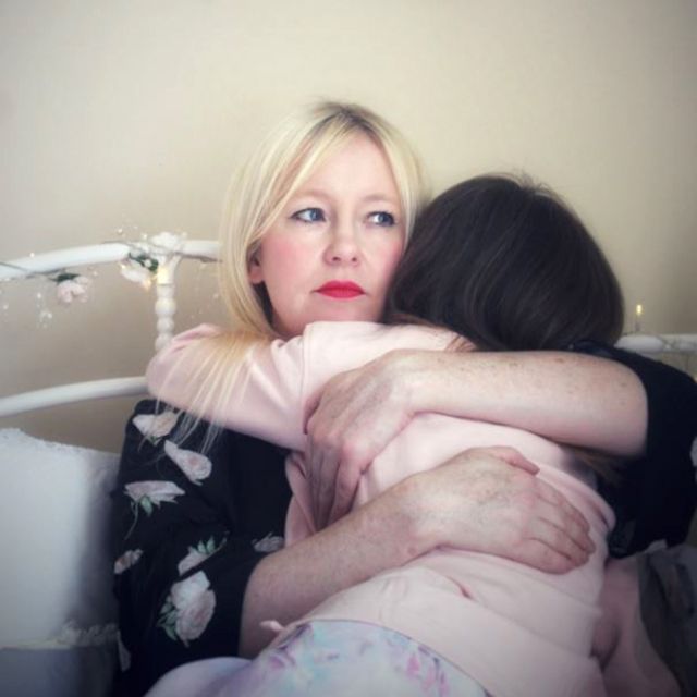 Tracy abraza a su hija