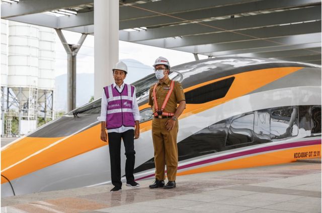 10月13日，印尼总统佐科（左）在西爪哇省省长里德万·卡米尔（右）的陪同下站在万隆德哥鲁亚火车站施工现场的视察高铁建设项目。雅加达至万隆高铁总长142公里，预计将于2022年11月进行试运营。(photo:BBC)