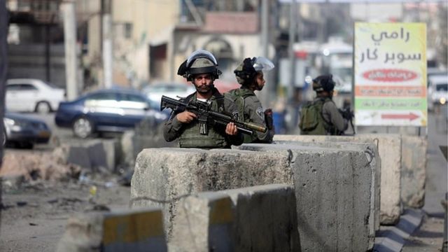 Des militaires Israéliens surveillant les frontières des territoires occupés