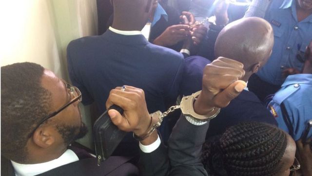 Sitôt le jugement prononcé, les syndicalistes ont été menottés et conduits à la prison pour purger leur peine de prison.