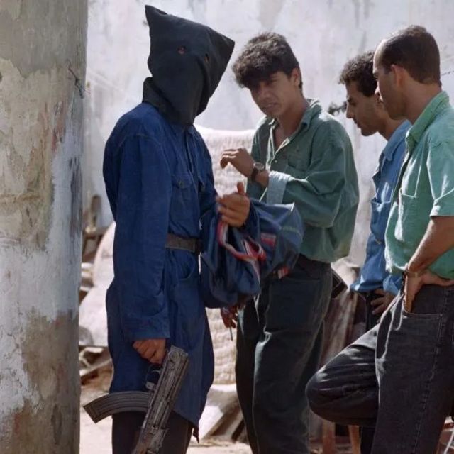 نوار غزه، ۱۹۹۳ - مردان مسلح فتح در حال گفت‌وگو با نفرات نقاب‌پوش و مسلح حماس