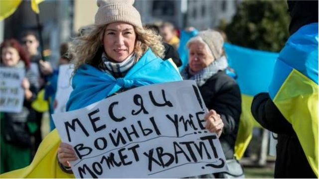 示威人士在摩尔多瓦首都基希讷乌的俄罗斯大使馆前举行抗议(photo:BBC)