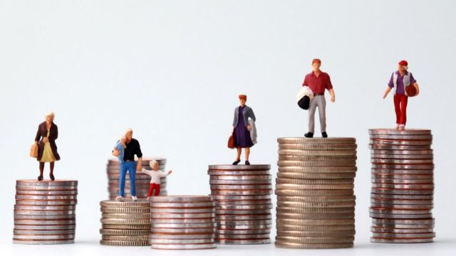 Pilhas de moedas com alturas diferentes, em cimas das quais estão bonequinhos representando pessoas com perfis diferentes: uma família, idosa, homem, mulher...