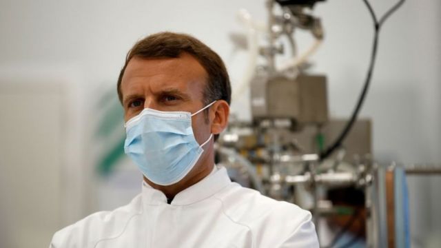 Emmanuel Macron em uma fábrica de vacina