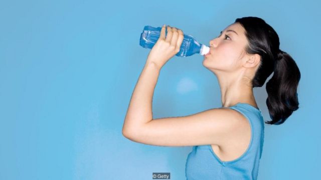 Tubuh yang sehat akan memberi peringatan kepada kita saat terjadi dehidrasi dengan membuat kita merasa haus