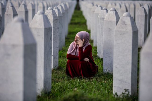 Ženщina v memorialьnom centre žertv genocida v sele Potočarы v Srebrenice