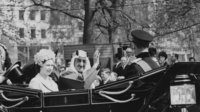 شاہ فیصل اور ملکہ برطانیہ