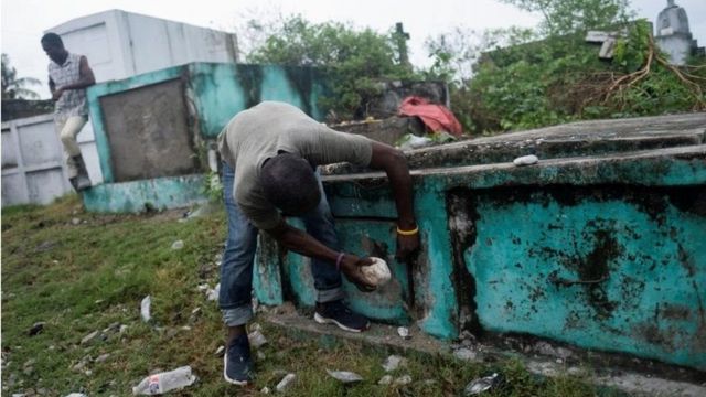 Les Cayes'te hayatta kalan bazı kişiler, kaybettikleri yakınlarını gömebilmek için mevcut mezarları kırdı.