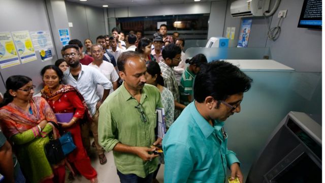 कोलकाता के बाहर एटीएम की लाइन