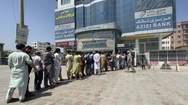Очередь в банк в Кабуле