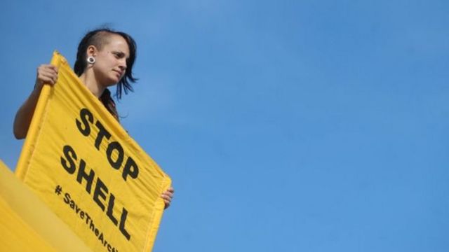 Mulher protesta contra petrolífera