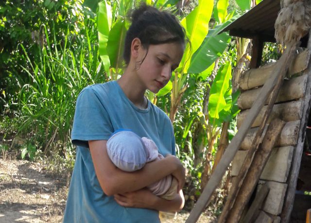 Ela encontrou um bebê na floresta! 