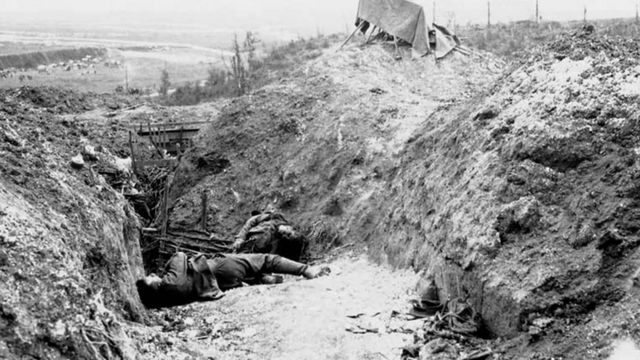 Трупы германских солдат в окопах во время битвы на Сомме (ноябрь 1916 г.)