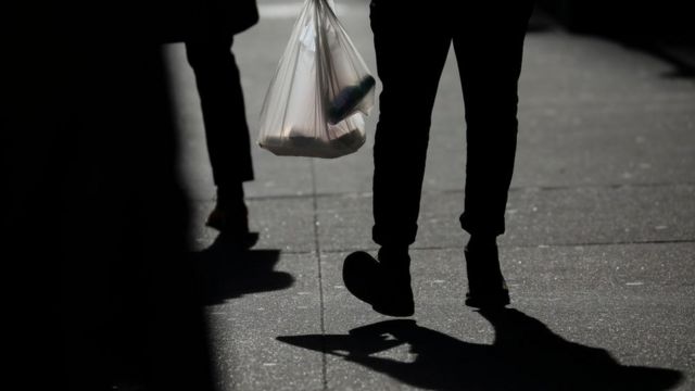 Un hombre cargando una bolsa de plástico en Nueva York en 2015.