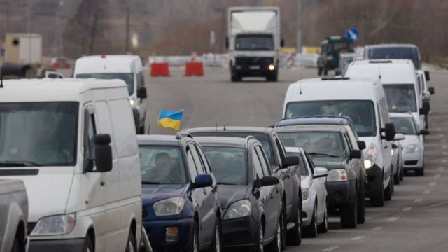 Fila de carros na Ucrânia