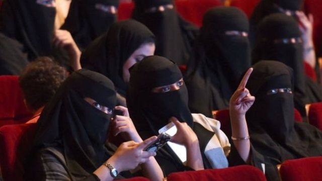 جانب من الحضور النسائي في مسابقة للأفلام القصيرة في السعودية في أكتوبر الماضي