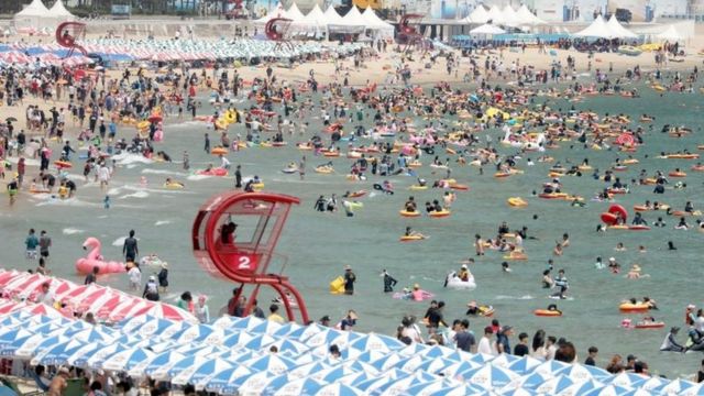Penduduk berlibur di Pantai Haeundae, Busan di tengah gelombang panas tanggal 28 Juli 2018.