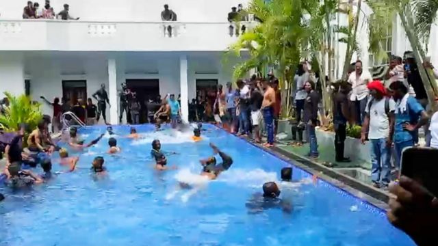 مواطنون يستخدمون المسبح الفاخر للرئيس راجاباكسا بعد اقتحام القصر