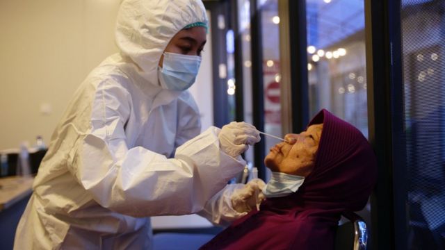 印尼雅加達蘇加諾—哈達國際機場防疫人員為抵達旅客採樣檢測2019新冠病毒（24/12/2020）